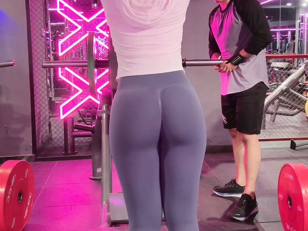 [2024-08-11 16-27-37][十一点了]健身房性感紧身瑜伽裤美女健身直播