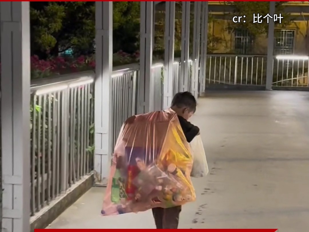 10岁翻垃圾桶捡垃圾的男孩