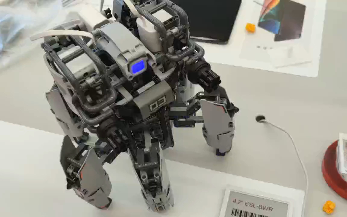 小米之家体验六足泰坦