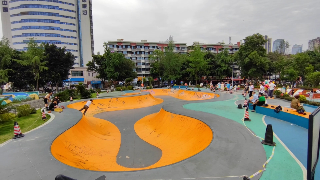 北京户外玩滑板的公园图片