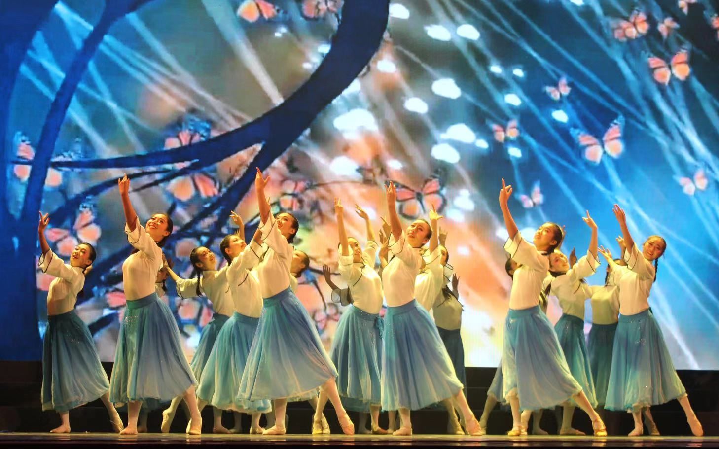 【复旦大学学生舞蹈团】 原创当代舞《青春记忆》当校园时光定格成册