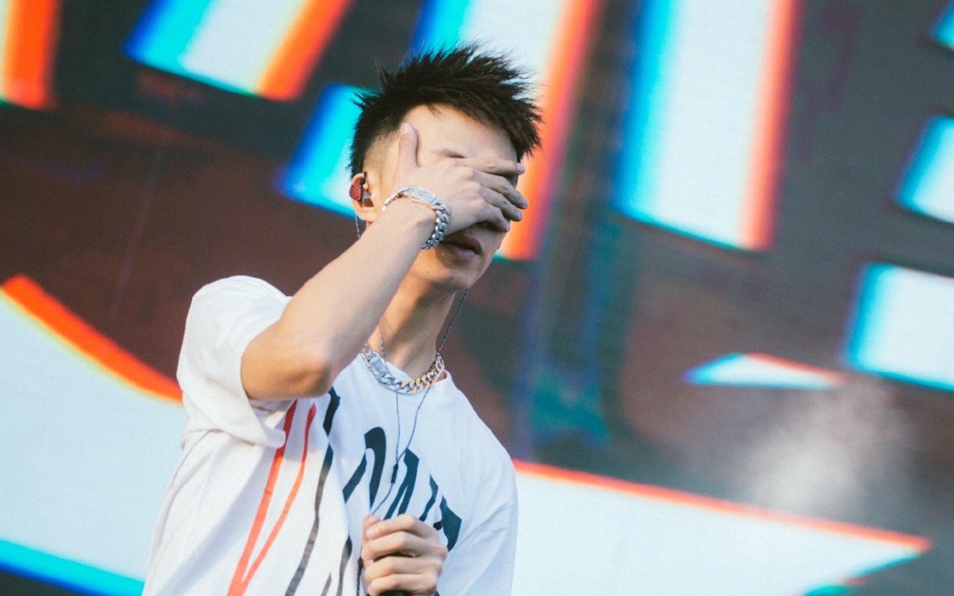 【王齐铭watch me】直播-山鸡怼着镜头唱歌 粉丝都在叫他停下_哔哩