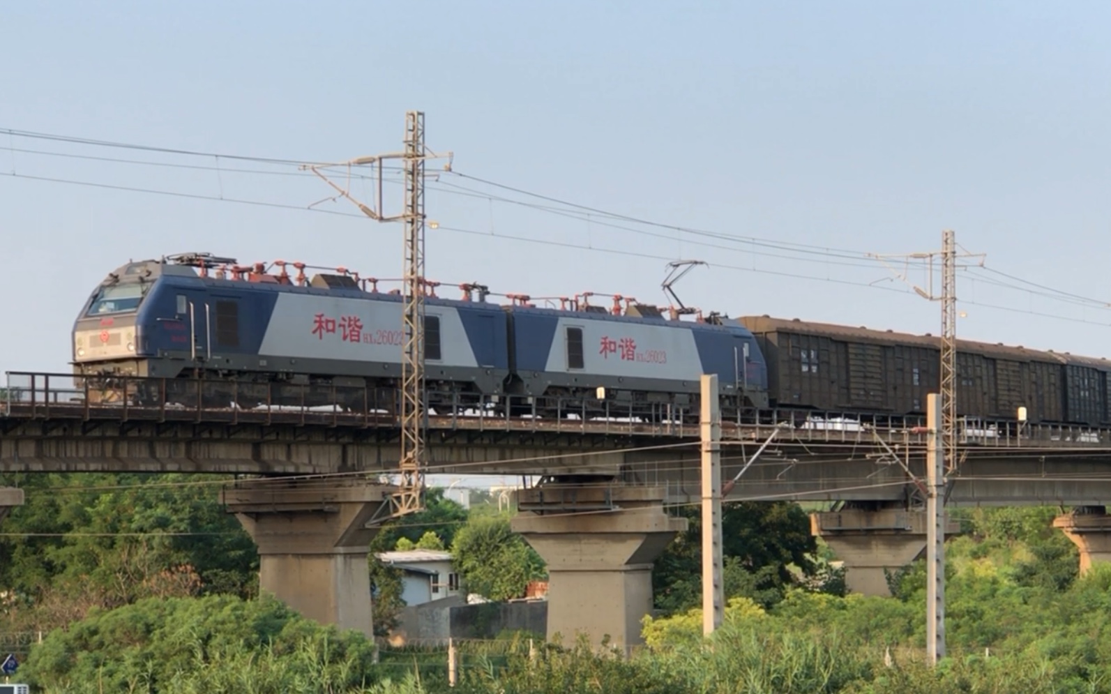 hxd2-6023,沈局辽段,牵引棚车货列由天津北环线上行跨越津山线正线,去