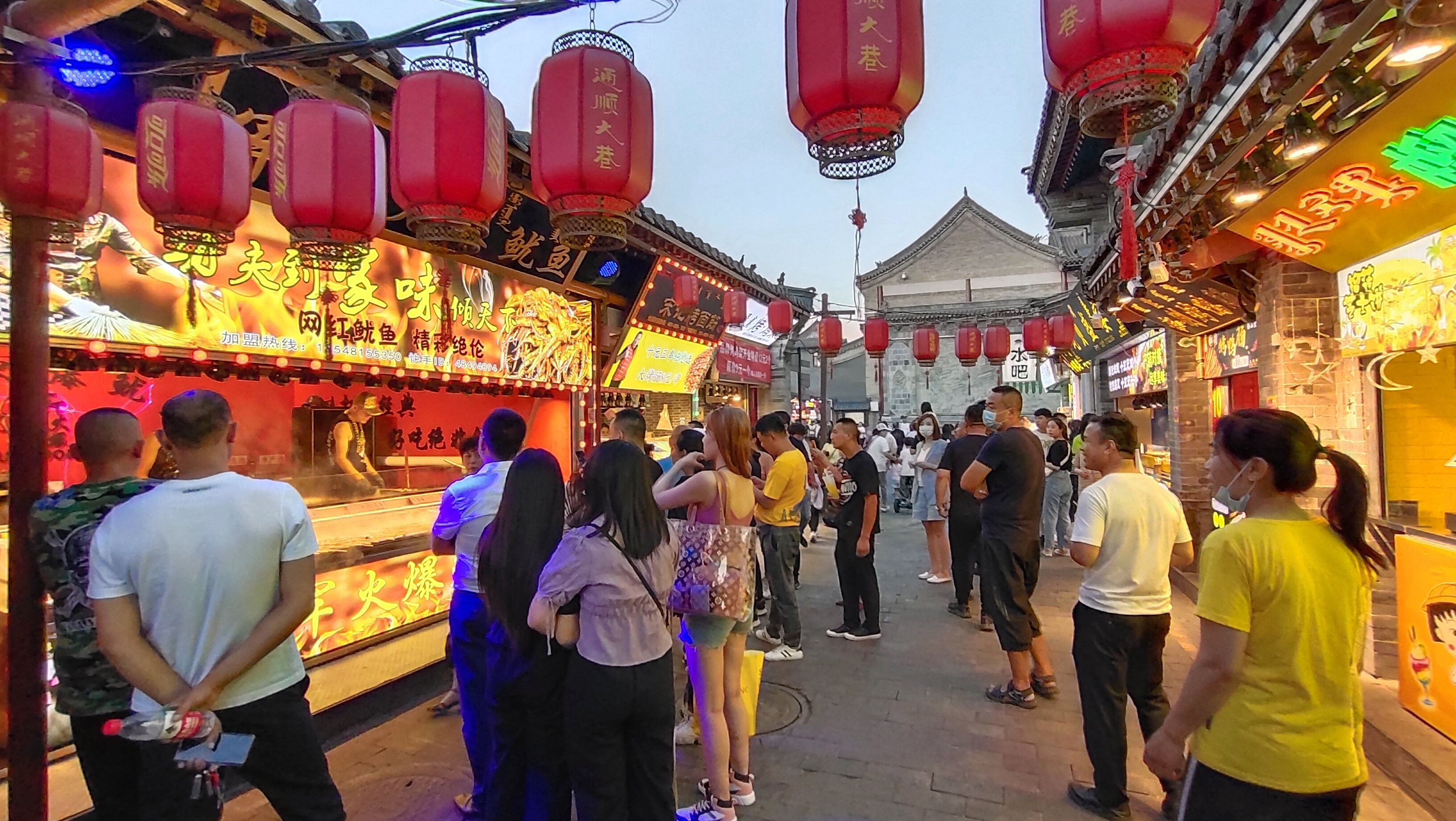 呼和浩特大召寺毗邻的塞上老街,众多网红美食,人气爆棚哔哩哔哩bilibili