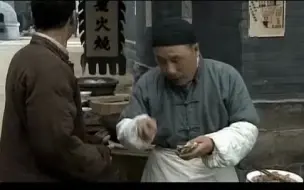 Descargar video: 大老板落魄变乞丐，文三请他吃卤煮，吃四十碗直接撑死了