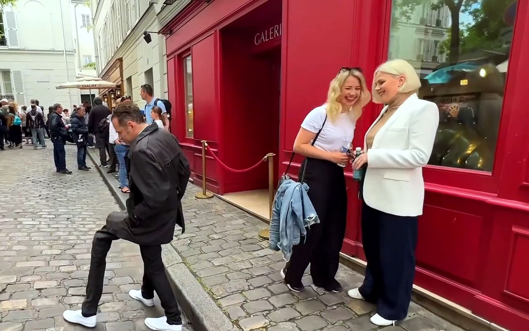 街头惊现三只脚的怪人,行人反应如何? 小朋友都看傻眼了.