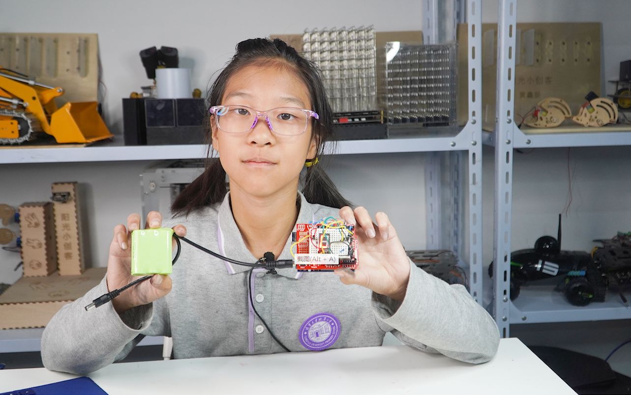 arduino c语言 光线指示标 朱雨欣(四年级)