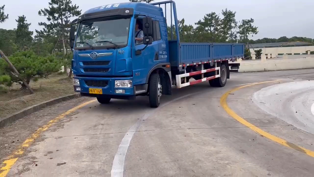 上海考b2驾照学费8800元考场练车练车不限时间一对一指导教学60天拿证