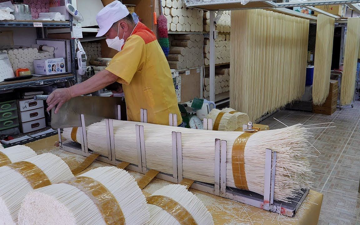 传统制作工艺首尔街头面条生产加工过程拍摄
