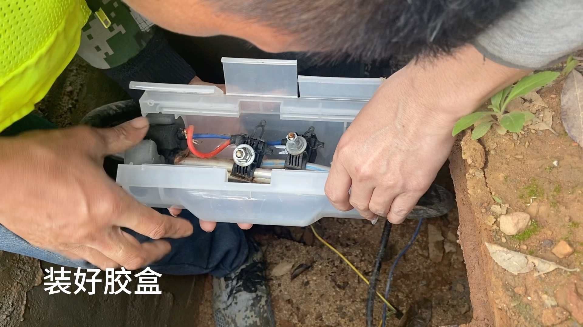 道路照明工程 穿刺线夹防水胶盒安装细部流程