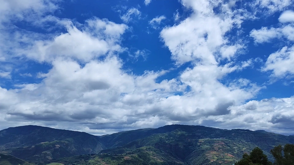 軟綿綿的雲趴在山上