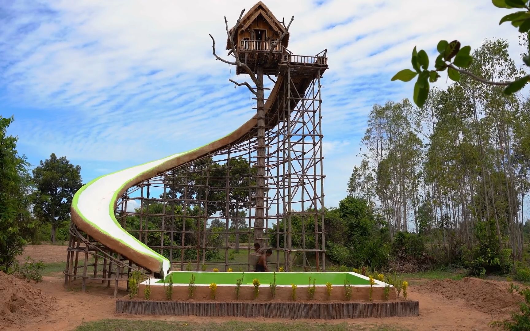 荒野建造:大叔挑战在世界最高树屋下建造滑梯泳池,制作炭烤鳄鱼