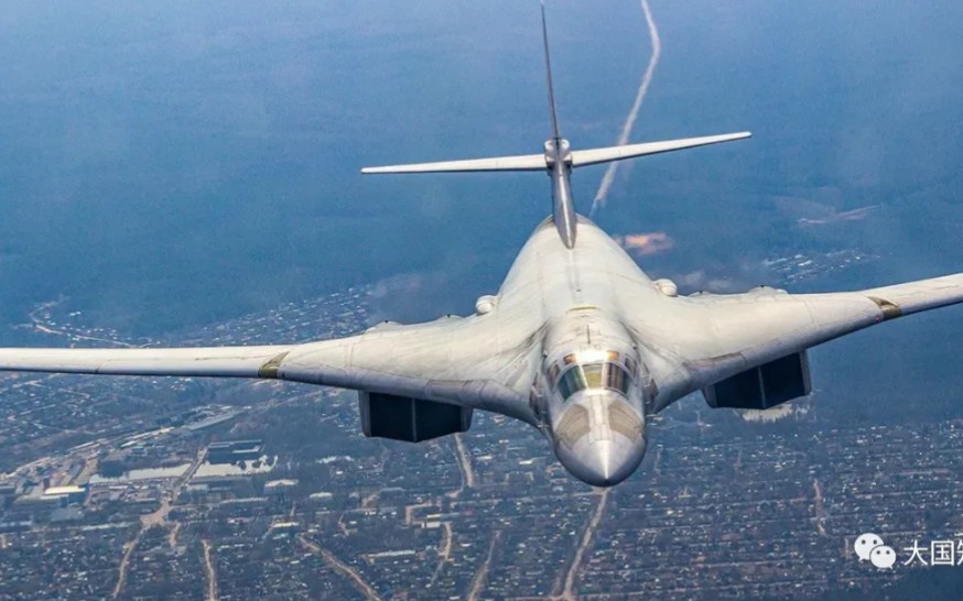 俄罗斯图160战略轰炸机到底有多强?为啥说比b2还厉害!