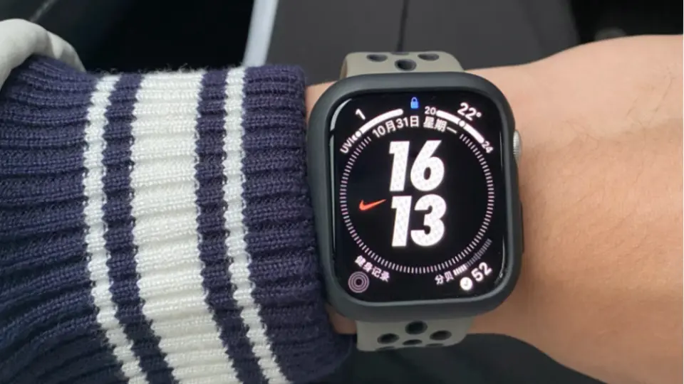 Apple Watch Series 8 45毫米星光色铝金属表壳；橄榄灰配黑色Nike