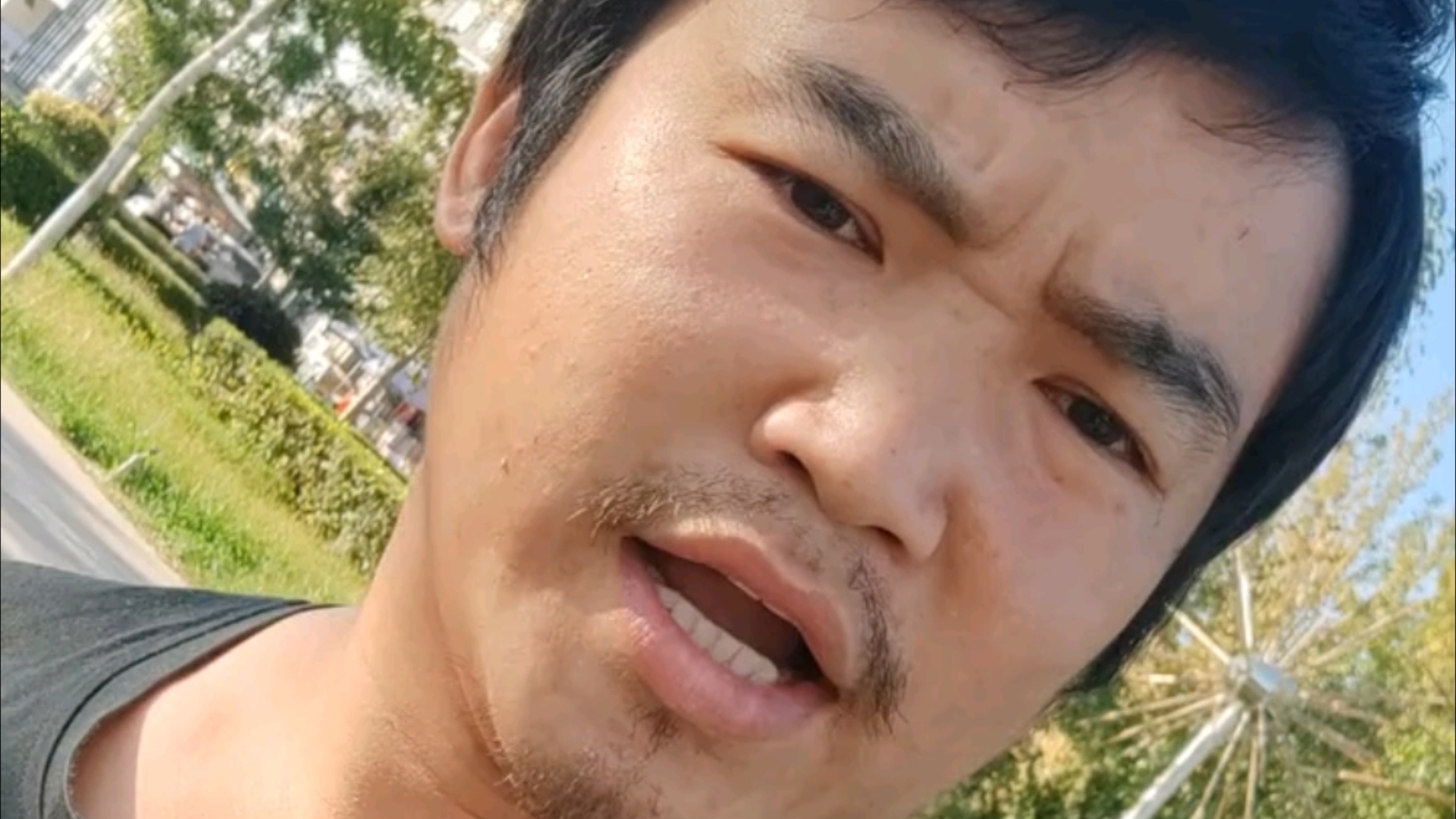 贵州梅西皮香远宣布他和砀山少侠李联邦的比赛推迟到10月18日在广州