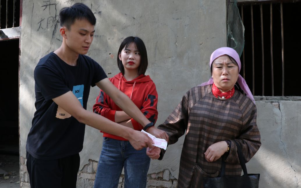 父亲生病母亲来借钱儿子怕媳妇只给100块钱接到电话惊喜来了