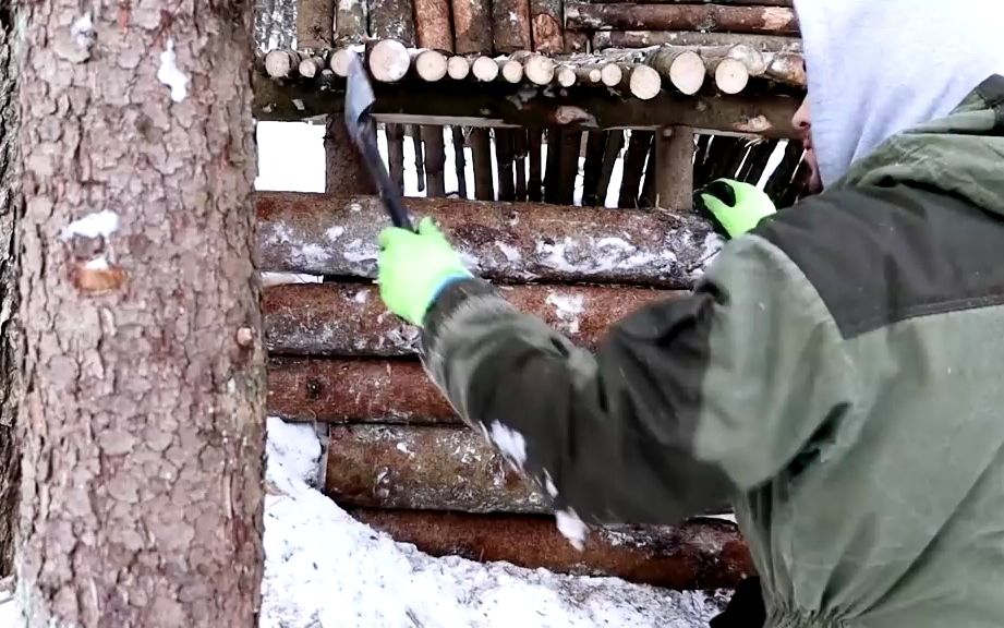 [图]荒野建造：男人1天搭建雪地小别墅，吃着大肉串简直来享受！