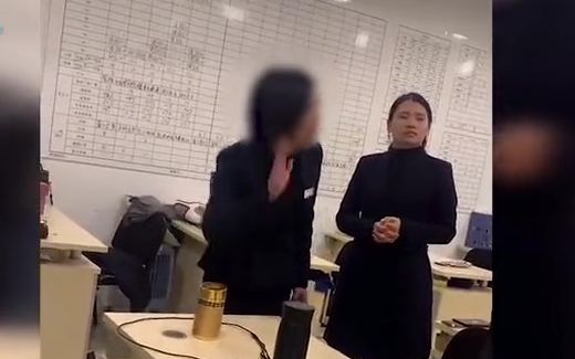 福建泉州一4S店女销售边拍桌子边自称“老子”怒怼顾客:我凭什么退你钱!哔哩哔哩bilibili