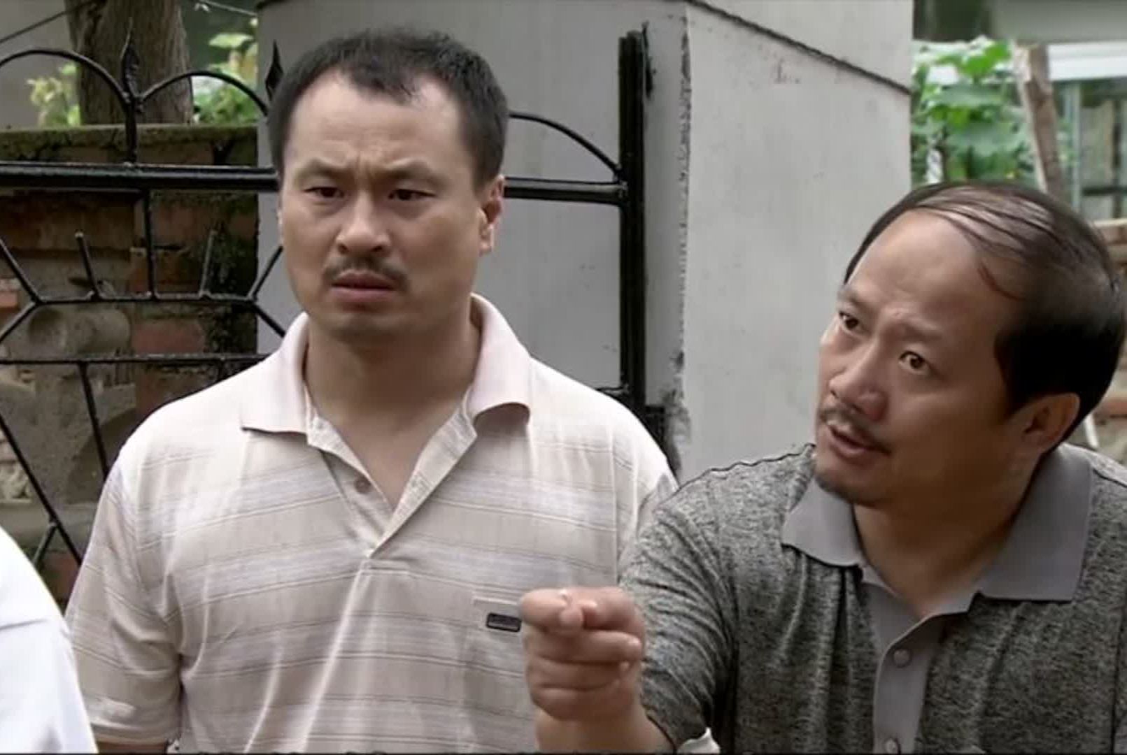 乡村吵架场面,刘能可算找着机会怼谢广坤,吵架现场循环播放