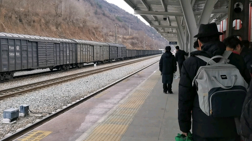 (凤县观察04)6064次列车进凤县站