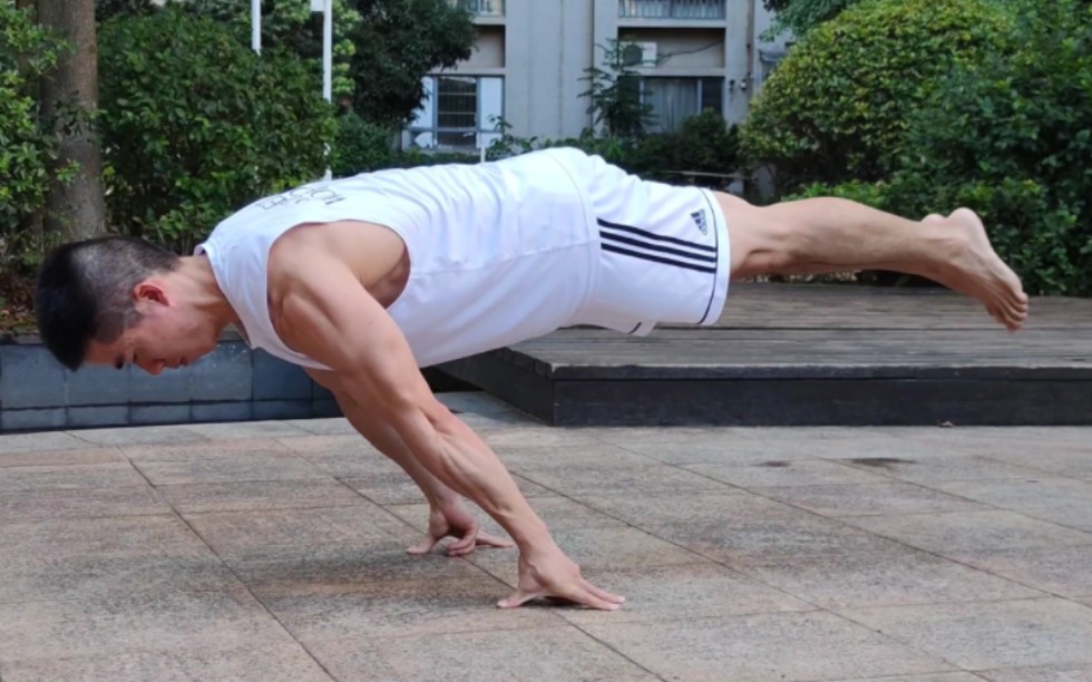 键盘大佬讲三指俄挺没有大拇指正常俯卧撑难.