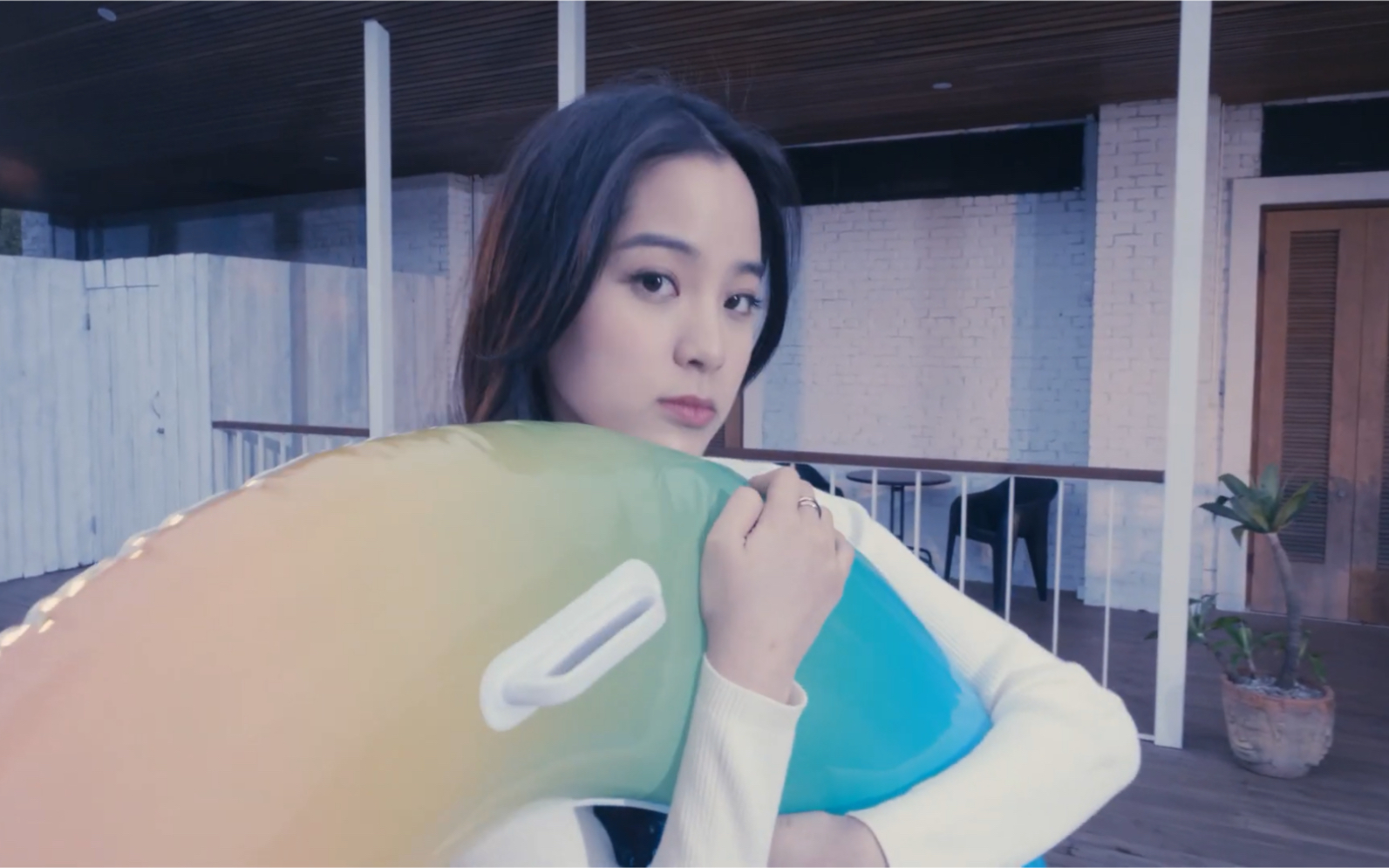欧阳娜娜新歌《tell me you do too》mv公开!(陈立农出演)