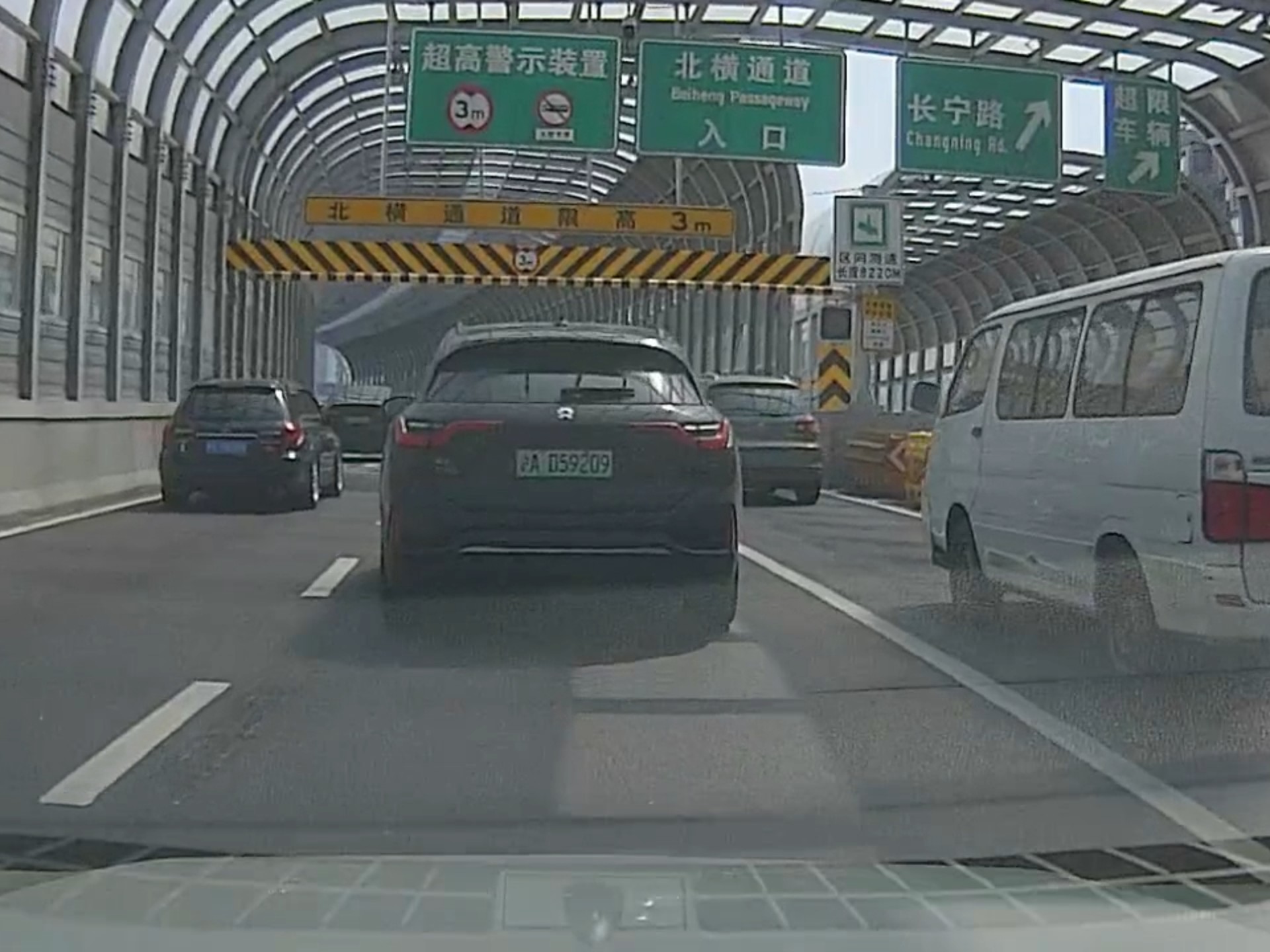 上海北横通道因为隧道长灯光差,车道宽度窄据说部分路段车道只有3米而