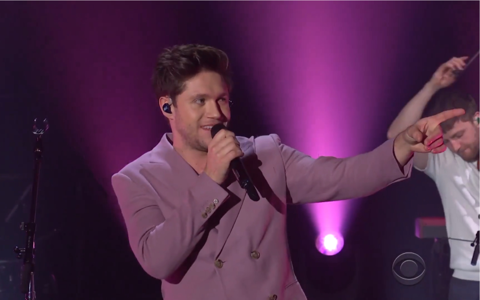 奶儿niall horan 做客电视现场宣传新专辑 演唱《no judgement》