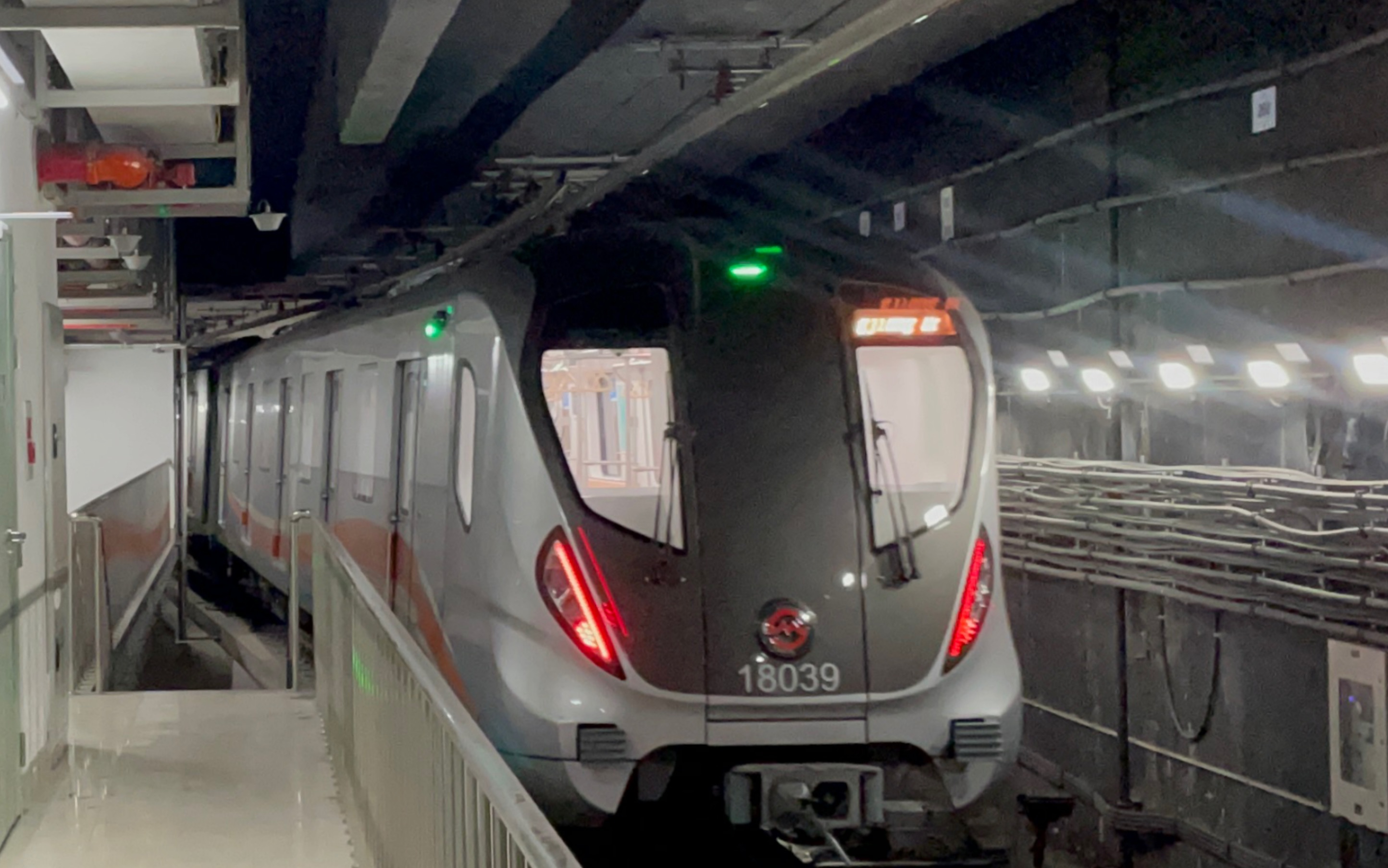 上海地铁18号线新车图片