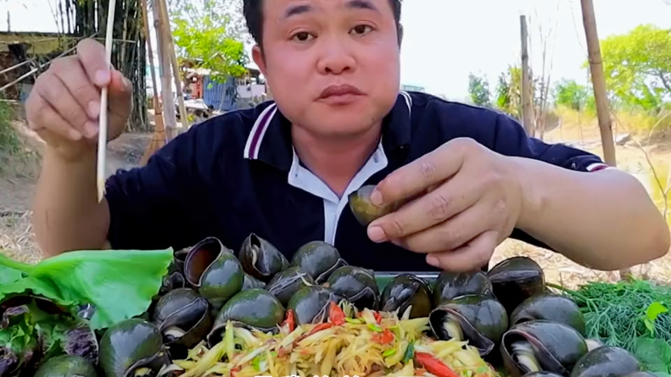 泰国大叔吃9215酸辣木瓜丝90农家大黑螺91# 泰国生活