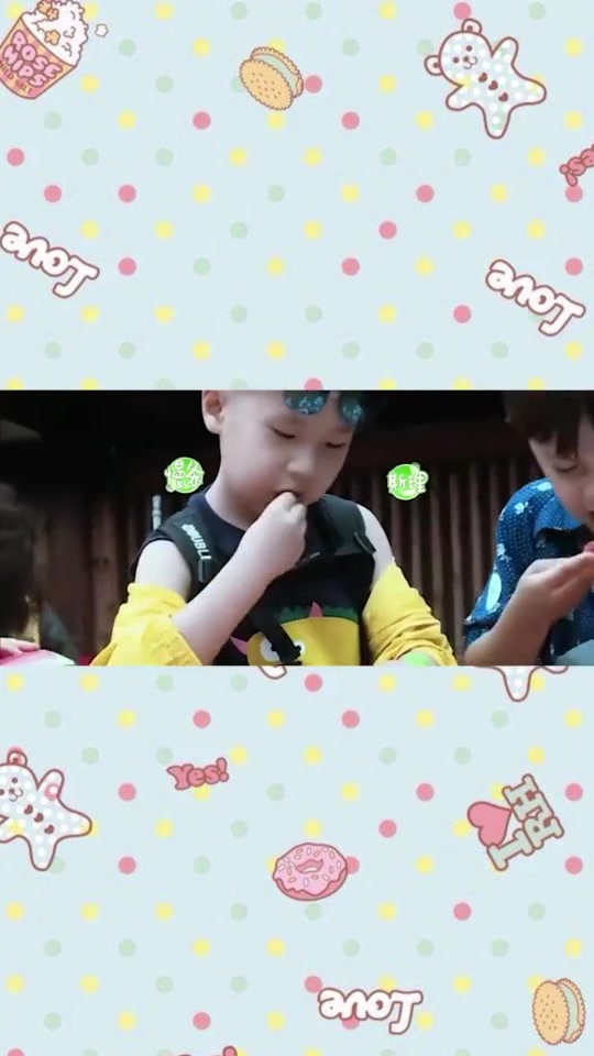 轩轩比赛吃西瓜,结果全程说吃不了却不停在吃,简直太搞笑了!