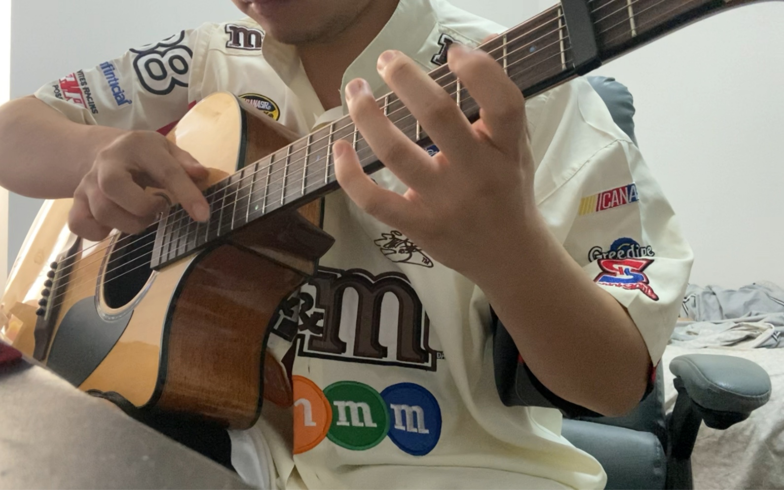 学了半个月的like a star 老爹说给我换一把点赞数双倍价格的吉他