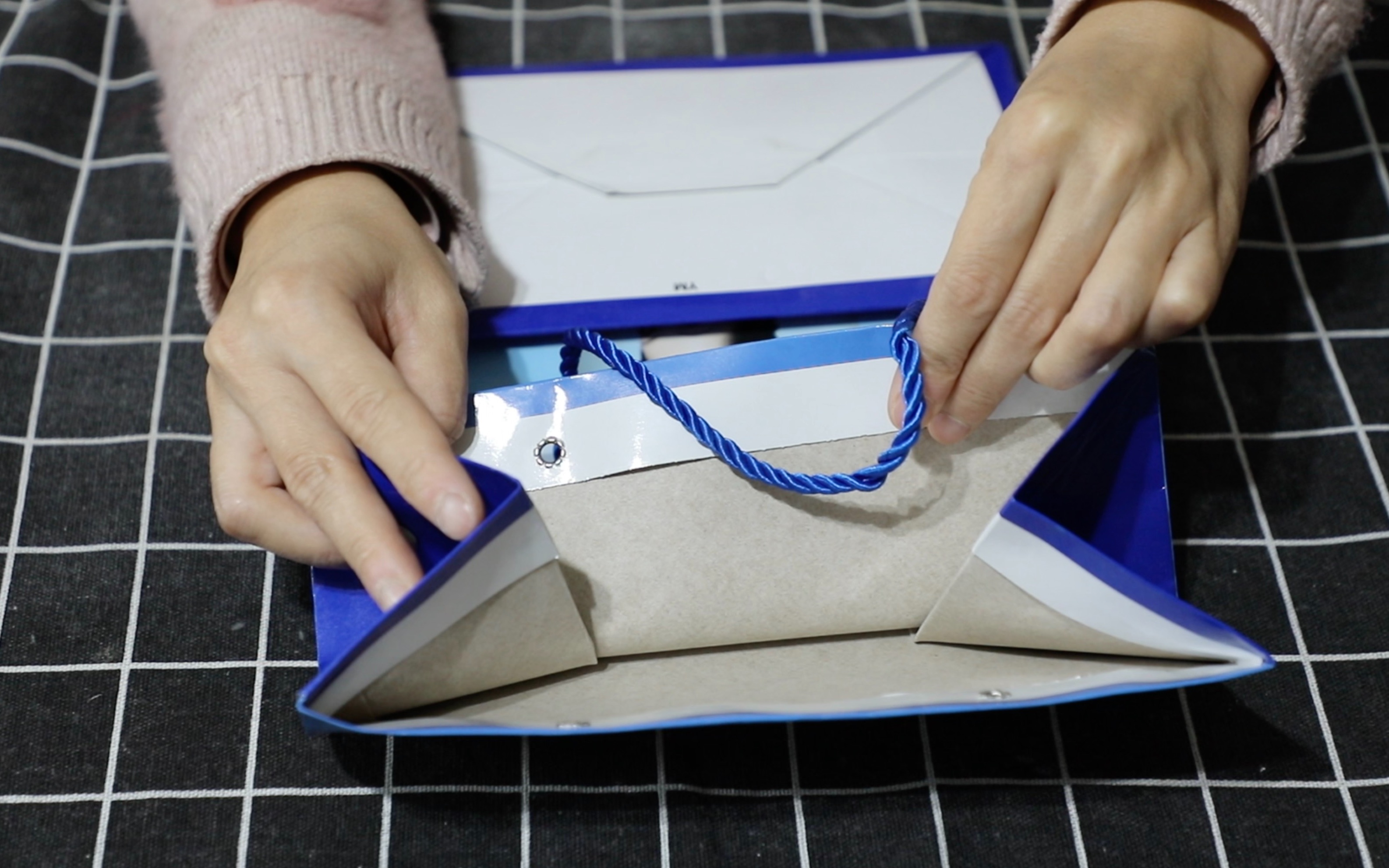 纸兜子上的提手再也不扔了,不用剪不用缝,卸下来有大作用