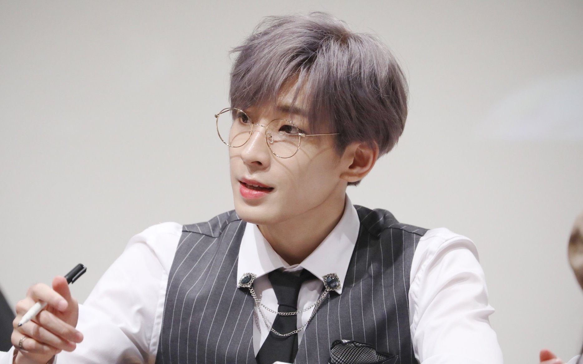 活动作品seventeen次镜不愧为次镜全圆佑大概是全世界最适合眼镜的