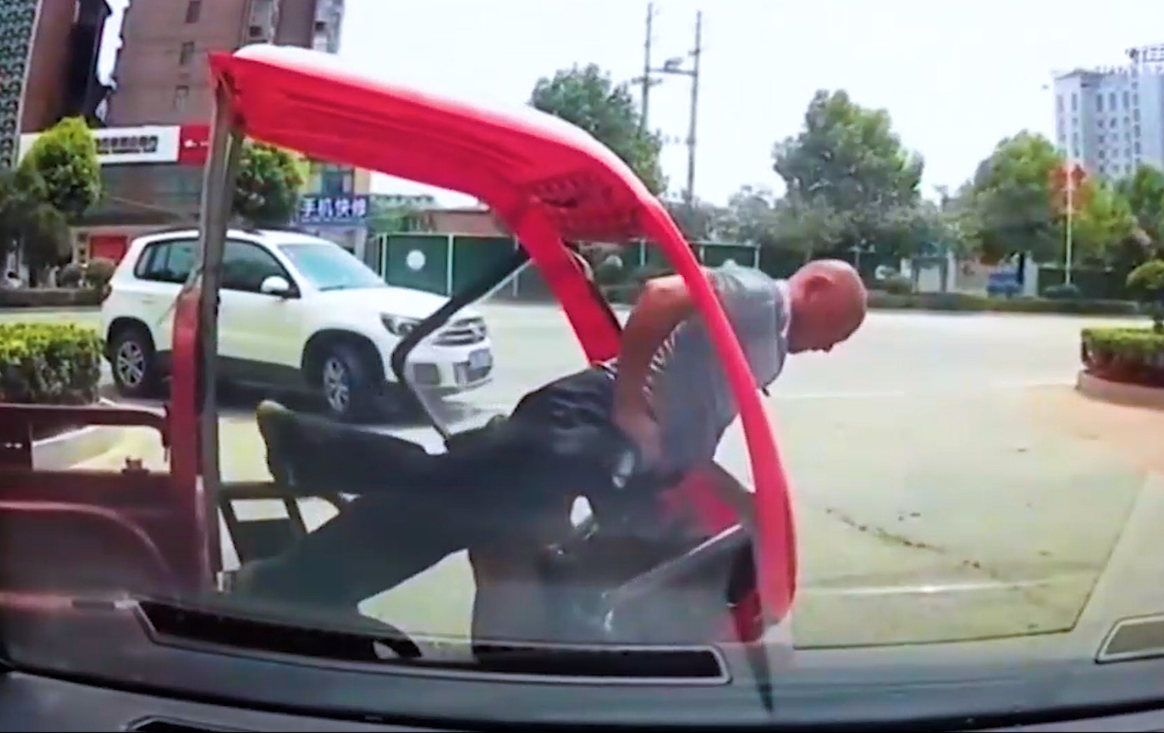 大爷的头是真硬啊，笑不活了