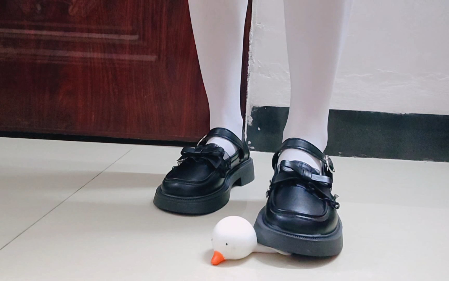 小皮鞋踩踏解压小鸭