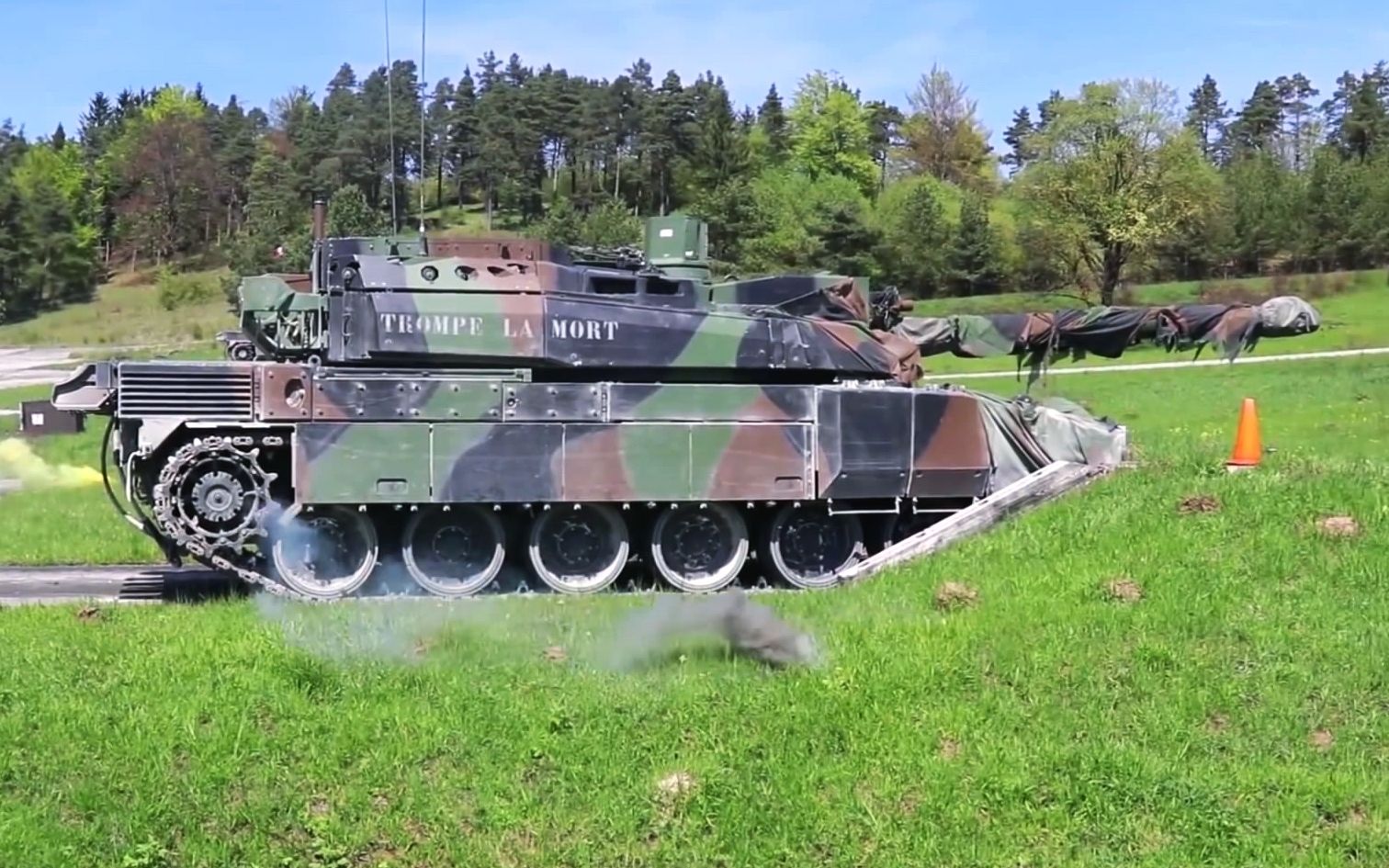 靶场中的法国amx-56勒克莱尔主战坦克_哔哩哔哩 (゜-゜)つロ 干杯