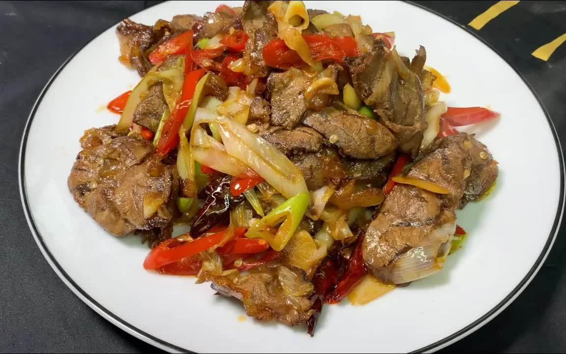 葱爆卤牛肉的家常做法,牛肉煮得嫩滑有窍门,葱香浓郁吃不腻
