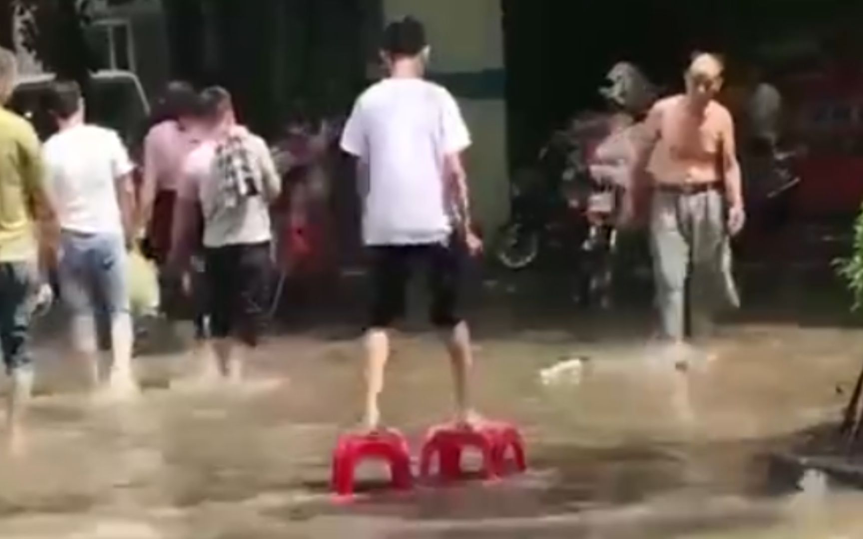 [图]一场暴雨天翻地覆，20秒开始全程高能，为了出门他们太优秀了！