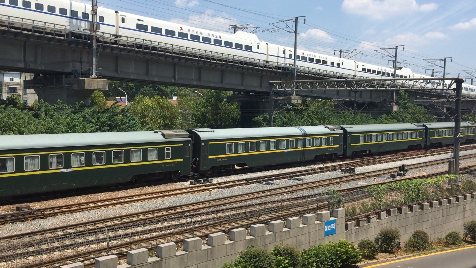 【40度高温天白宫看车集】兰局兰段hxd1d0098牵引z215次(兰州-上海)