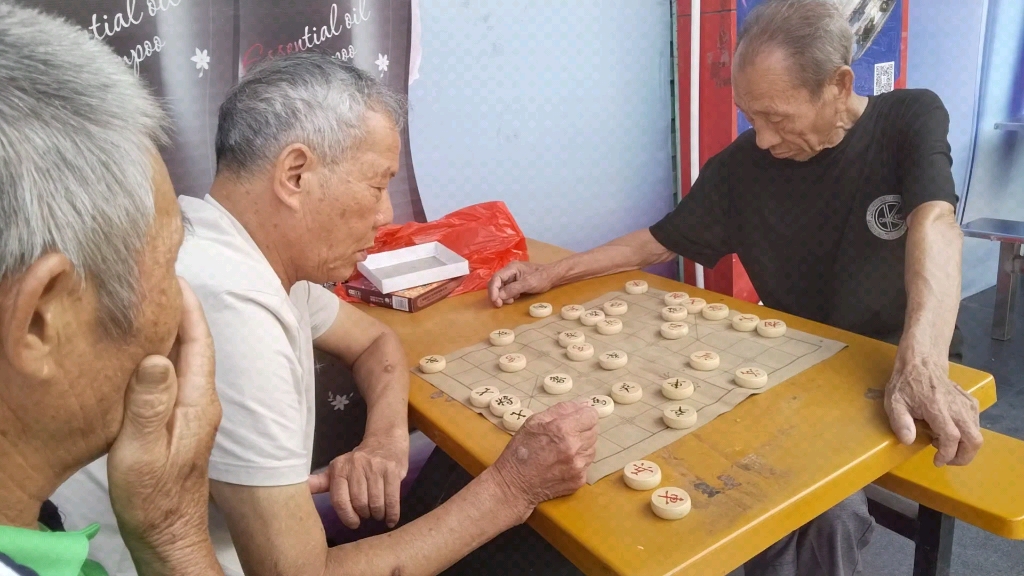 看老爷爷下象棋