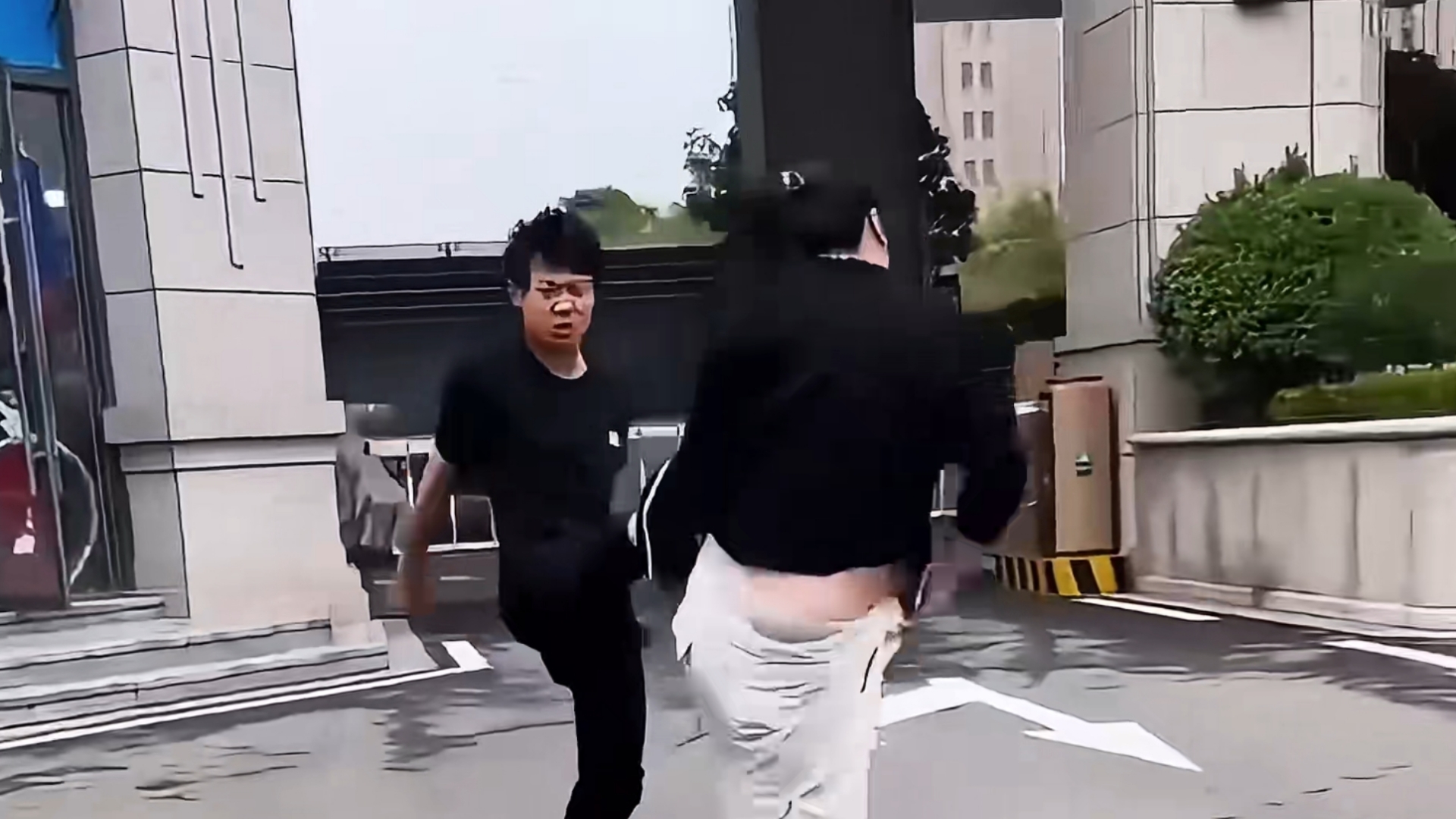 山东济宁男孩当街殴打母亲