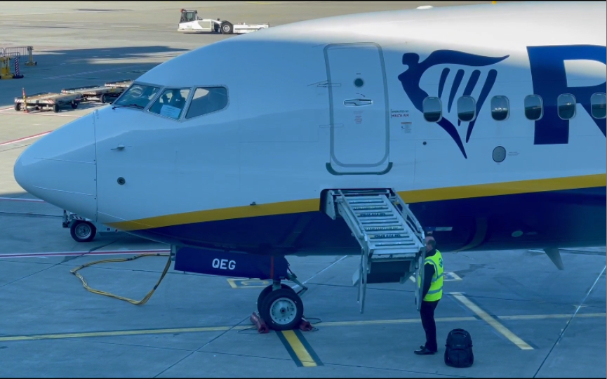 瑞安航空737-800前舱门自带舷梯放出全过程【5倍速】_哔哩哔哩_bili