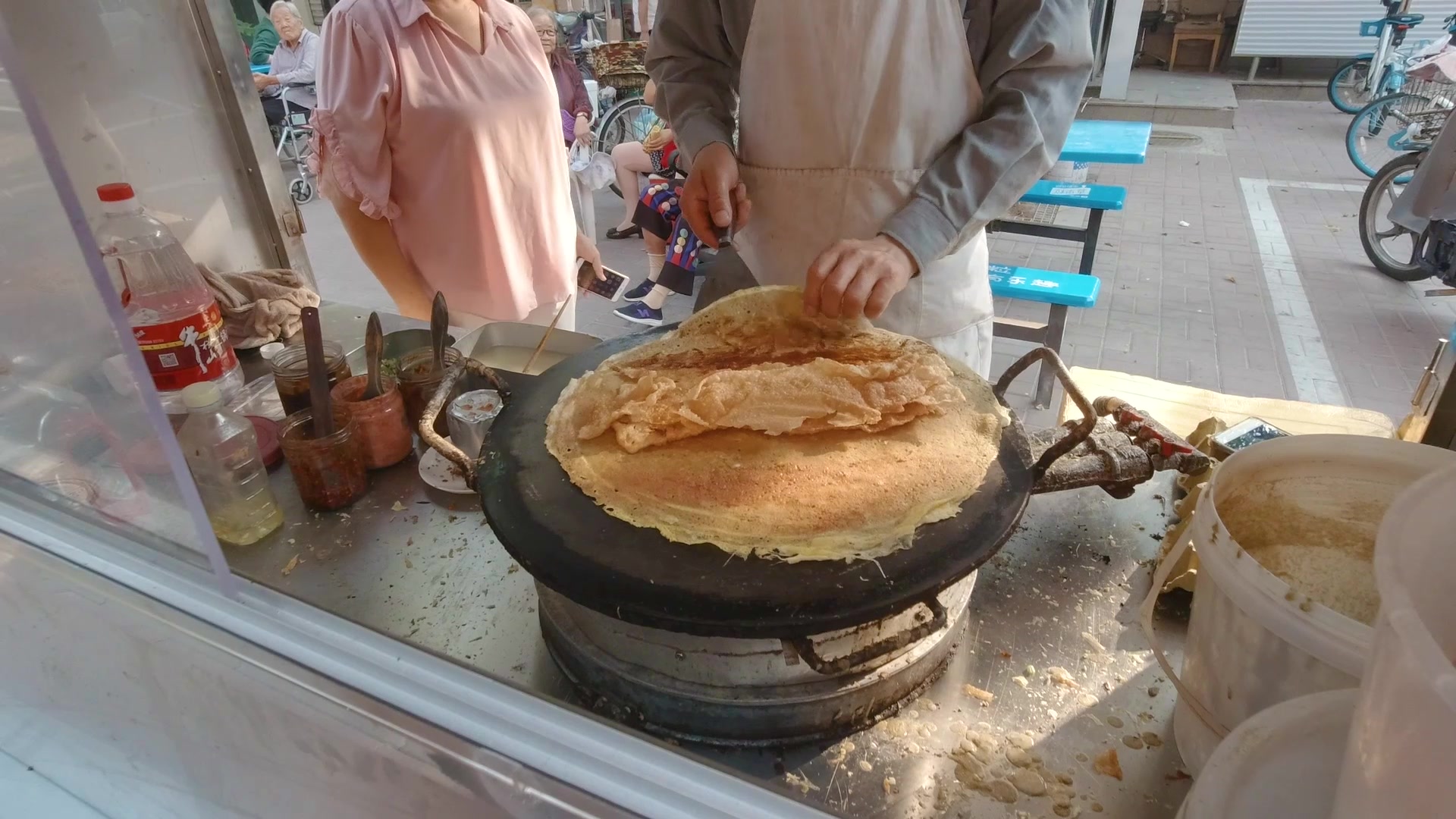 河北小情侣到天津旅游:南开大学的煎饼果子,7块钱一套真过瘾!
