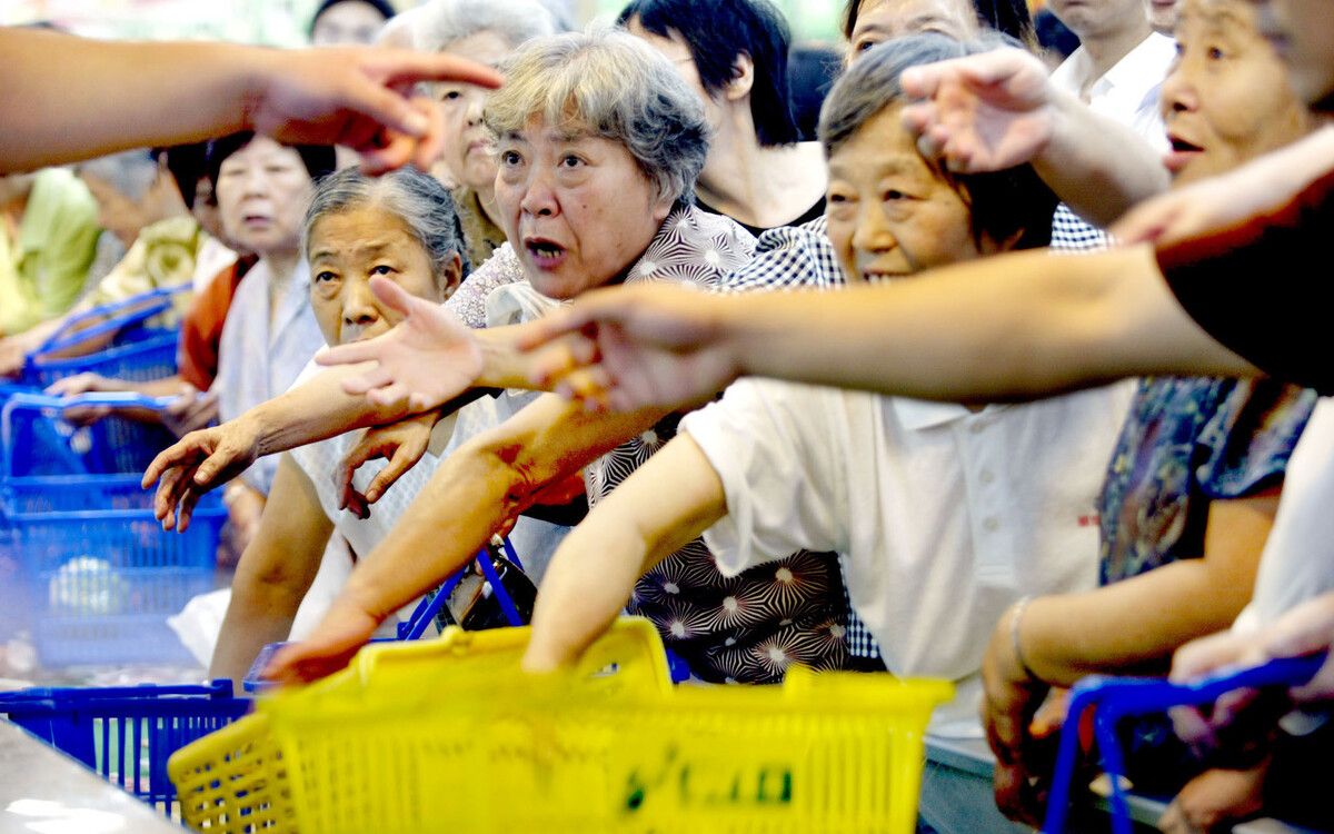 陈利伟:老人购物要注意,排队抢购要理性,不要占小便宜而吃大亏