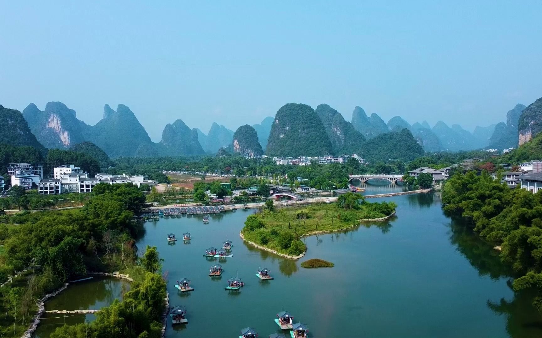 带上你的眼睛#航拍桂林遇龙河,桂林山水天下无双,坐船游览,好似进入了