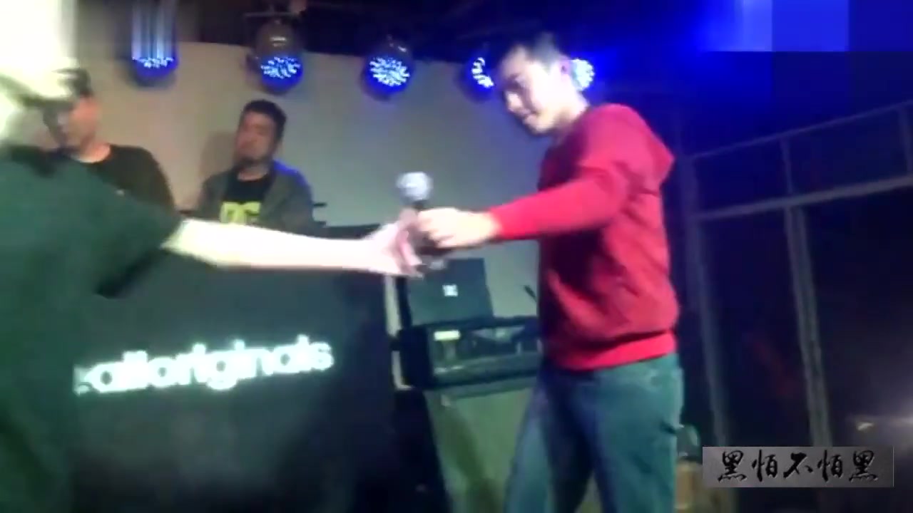 [图]FREESTYLE BATTLE  贝贝 VS MC毒