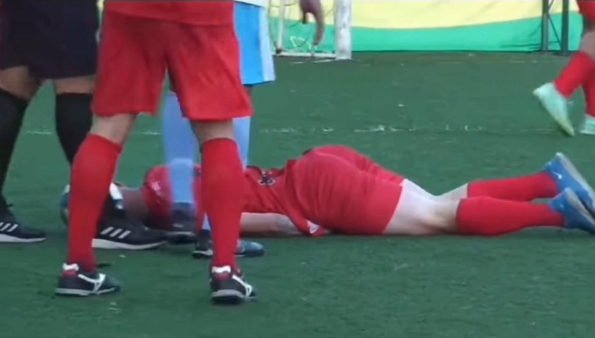 国外业余足球比赛帅哥被击中要害