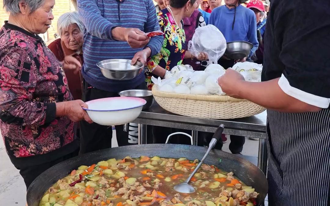 威海小贺给老人做胡萝卜土豆炖鸡翅根家常菜做法