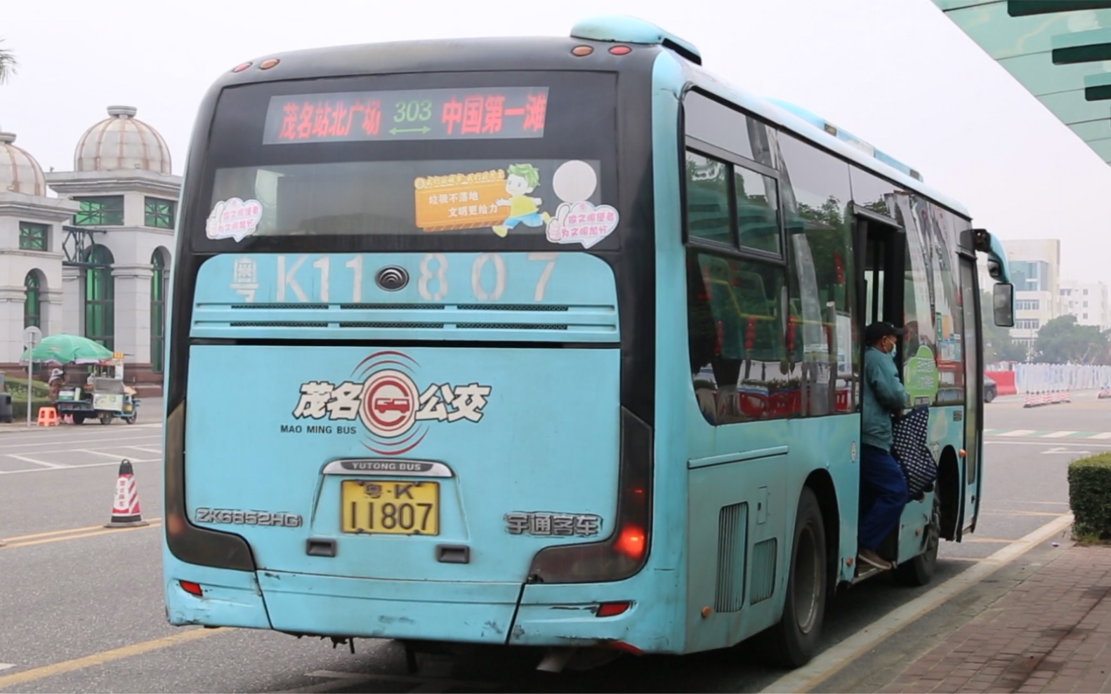 茂名公交2009年产zk6852hg于303路进中国第一滩站